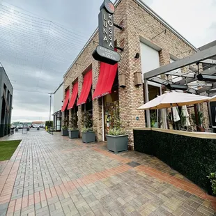 the outside of a restaurant