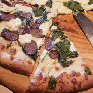Biancna pizza with spinach and sausage