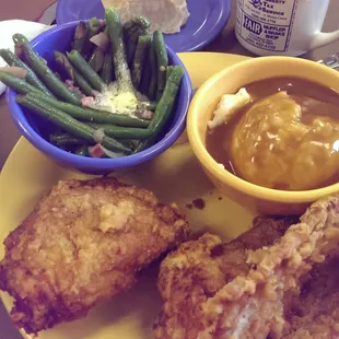 Broasted chicken, green beans , &amp; mashed potatoes