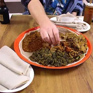 How to eat Ethiopian food