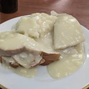 a plate of chicken and gravy