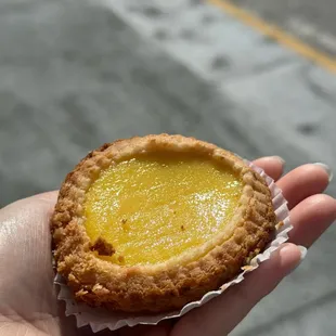 Egg tart while waiting for the bus