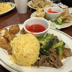 Combination lunch plate! Crab Rangoon!!