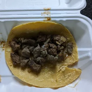 This is a steak taco that according to the menu is supposed to come with pico de Gallo, romaine lettuce and Jack cheese.