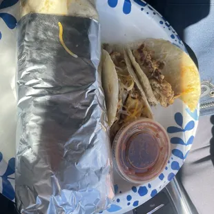 Ándale #1 gave us extra tacos, presumably in an effort to win us over Adale #2 next door