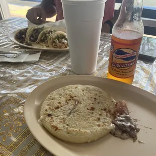 Pupusa de queso and beans