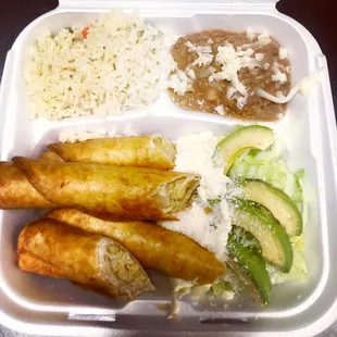 Flautas de pollo con arroz y frijoles ..