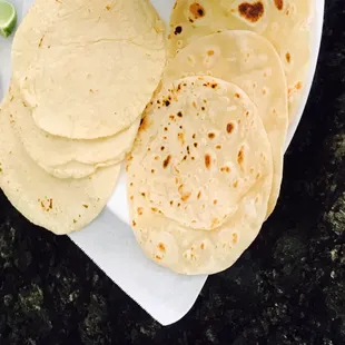 Tortillas hechas a mano harina y maíz   Home made tortillas corn - flour