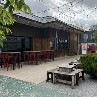 the outside of a restaurant