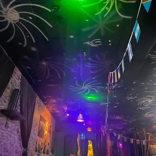 Goes all the way up!  So cool!