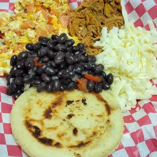 El lugar es limpio y nuevo, el camión de comida está estacionado afuera, cocinan en el camión de comida y traen la comida.