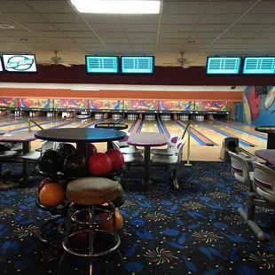 Table for four players per lane