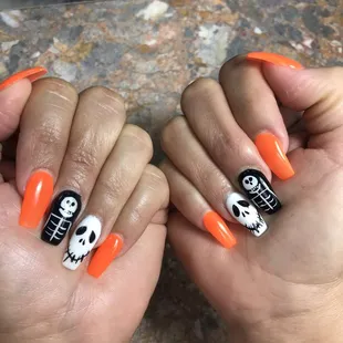 Good customer services. The staffs are friendly. Ellen did a great job on my nails. I love them. Definitely will be back when I'm in town!