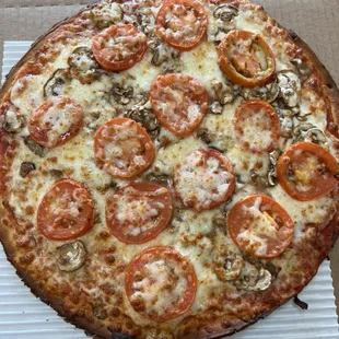 Cauliflower with mushrooms and tomatoes