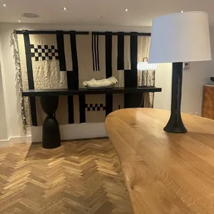 Patterns on the floor, patterns in the textiles, geometric, rounded furniture. Softly elevated!