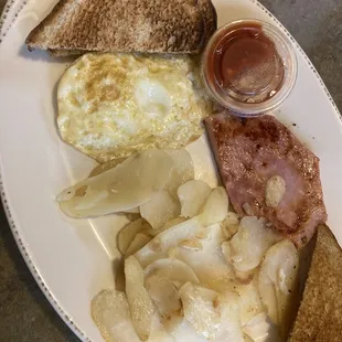 Egg, potato, toast and ham