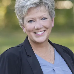 Professional photographer for the best headshots outdoors, in studio or at any location.