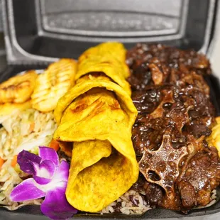 Oxtail wit doubbles bread