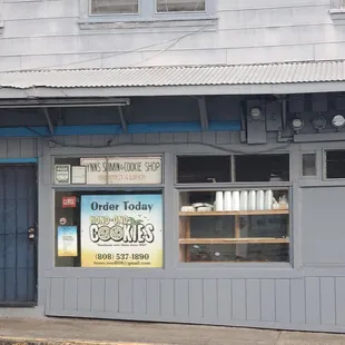 The entrance to Lynn's Saimin &amp; Cookie Shop is on da left side.