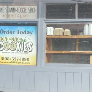 Passed by after work. I'm glad they still selling their container of cookies.