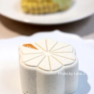 Lysée ($17) - Korean toasted brown rice mousse, Elliot pecan, caramel. I wish there were more sable and praline. On the sweeter side.