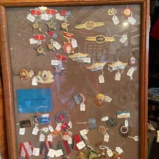Pins, Medals