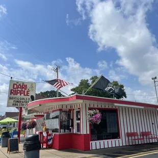 the outside of a restaurant