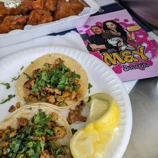 Delicious street chicken tacos but, for me no onions also delicious buffalo wings. Their service is awesome as well as everything else.