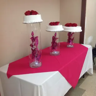 this was a picture of my daughters cake.  it has natural flowers and the set up for the bases have flowers too.