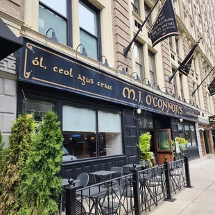  the outside of the restaurant