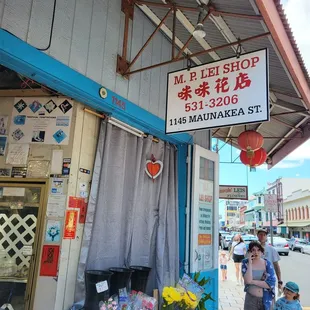 I came to M. P. Lei Shop to pick up some flowers.