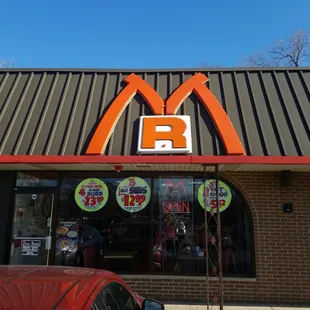 the front of a fast food restaurant