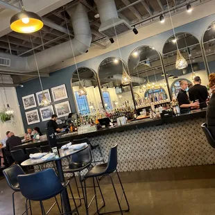 ows people sitting at the bar