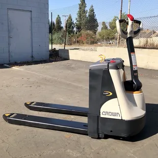 Electric pallet jacks