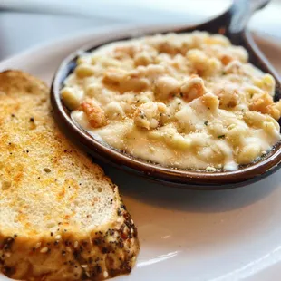 a plate of macaroni and cheese