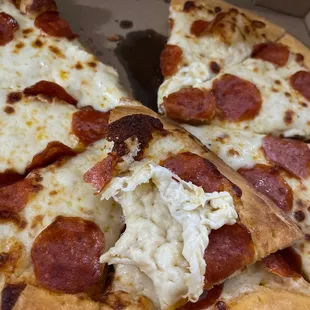 There's literally no sauce in my pizza, I did ask for Alfredo sauce and there's nothing