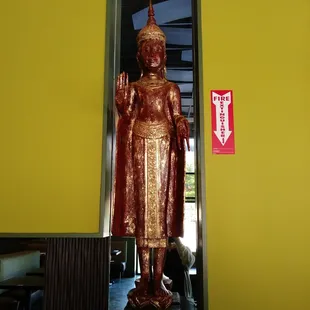 a statue of a buddha