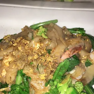 P12 Spicy Chicken and Shrimp with Crispy Basil