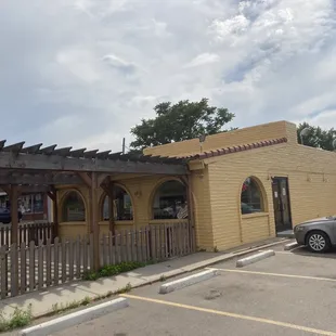 the outside of a restaurant