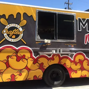 Look at this redunculous truck!