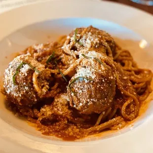 Spaghetti and three large meatballs the size of Q balls, is amazing... bring your appetite!!