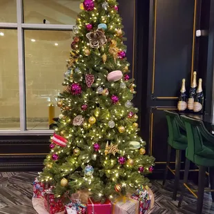 X-mas tree w/macaron ornaments