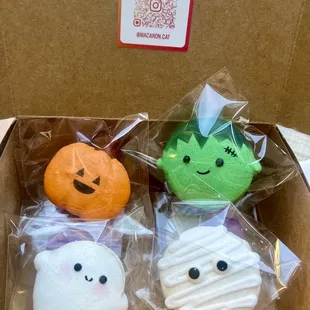 Halloween macarons  . So cute!