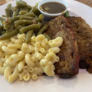 Meatloaf with Mac &apos;N Cheese and green beans