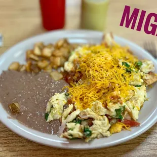 Migas, papas, frijoles.