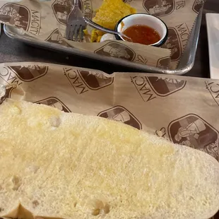 Pastel de pollo y pan