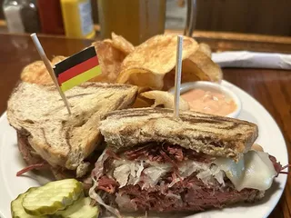 Gluek's Restaurant & Bar