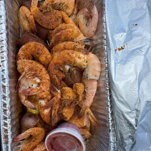 1lbs of shrimp with corn &amp; potatoes. And half seasoned shrimp. Lol. Still don't know why they gave me cocktail sauce????