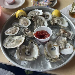 Wonderful, clean oysters.  A bit skimpy on the horse radish and crackers.  Had to request extras w each tray.