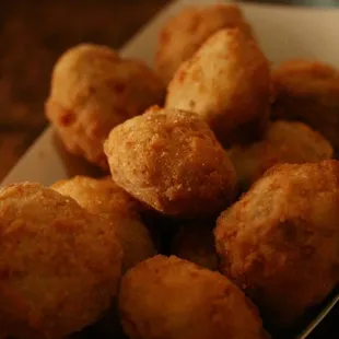 a plate of mac&apos;s